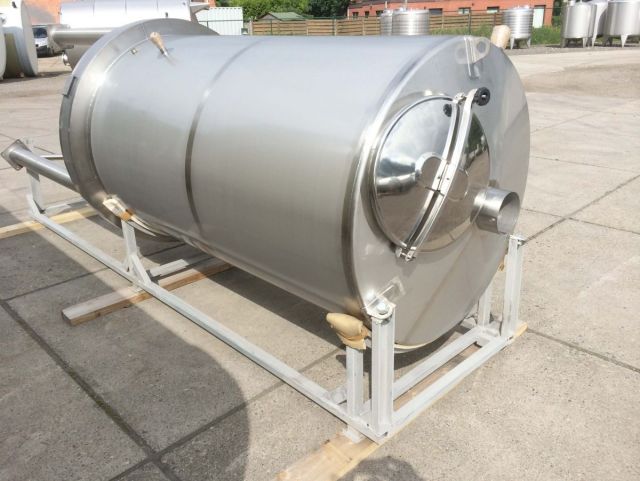 1 x 3.2m³ AISI304; roestvrijstalen opslagtanks; vertikaal; warmtewisselaar; sterk conisch