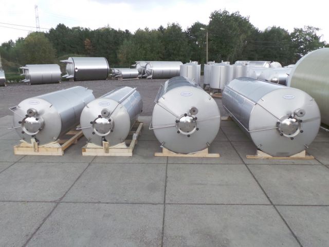 2 x 5.2m³ & 2 x 13.6m³ AISI304 cuves inoxydable pour l'industrie des médicament pour animaux;