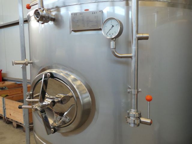 1 x 3.6m³ AISI304 stainless-steel storage tank & 1 x 3m³ AISI304 BBT pressure tank; PED CE TüV; 10% Rx