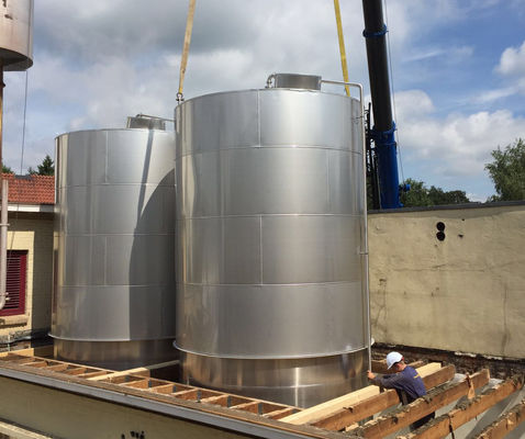 OR160412 - Brouwerij: 2 x 51 m³ AISI 316; roestvrijstalen opslagtanks; geisoleerd; vertikaal;
