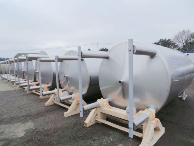 5 x 10.8m³ AISI316L; 5 x 7.7m³ AISI316L geïsoleerde RVS inox opslagtanks; verticaal op poten