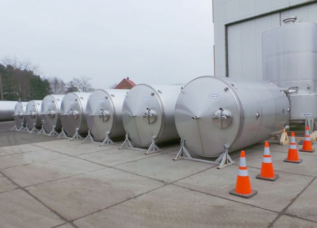 5 x 10.8m³ AISI316L; 5 x 7.7m³ AISI316L geïsoleerde RVS inox opslagtanks; verticaal op poten
