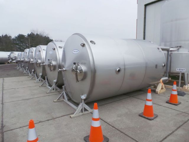 5 x 10.8m³ AISI316L; 5 x 7.7m³ AISI316L geïsoleerde RVS inox opslagtanks; verticaal op poten