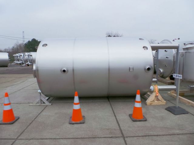 5 x 10.8m³ AISI316L; 5 x 7.7m³ AISI316L geïsoleerde RVS inox opslagtanks; verticaal op poten