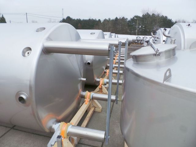 5 x 10.8m³ AISI316L; 5 x 7.7m³ AISI316L geïsoleerde RVS inox opslagtanks; verticaal op poten