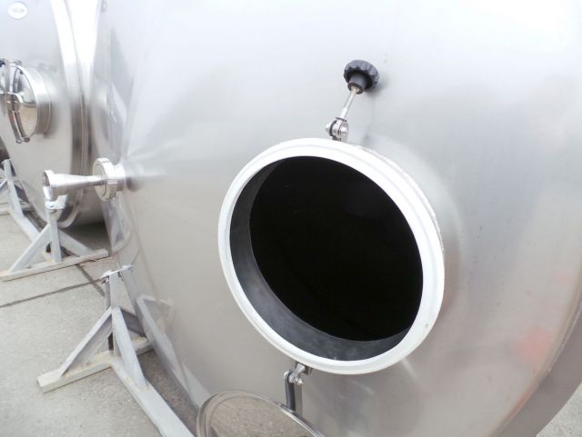 5 x 10.8m³ AISI316L; 5 x 7.7m³ AISI316L geïsoleerde RVS inox opslagtanks; verticaal op poten