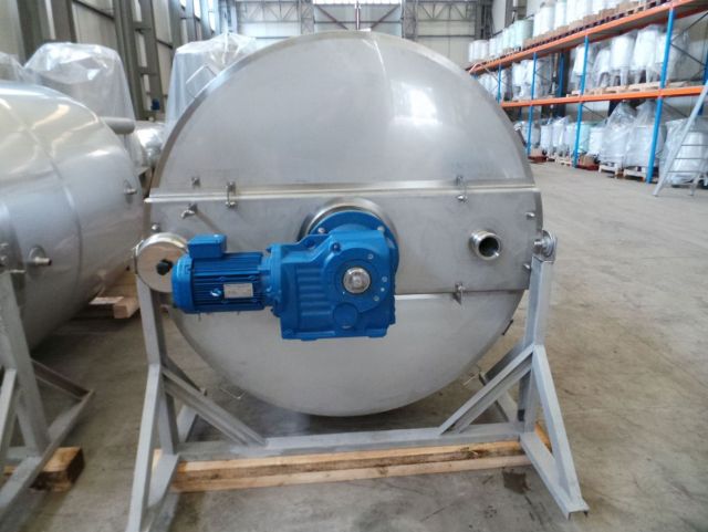 4 x 2.500L AISI316 mixing tank; gate agitator with scrapers; heat exchanger; insulation