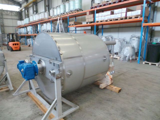 4 x 2.500L AISI316 mixing tank; gate agitator with scrapers; heat exchanger; insulation