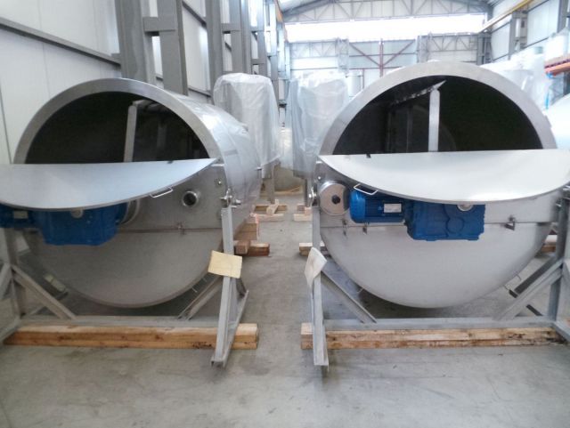 4 x 2.500L AISI316 mixing tank; gate agitator with scrapers; heat exchanger; insulation