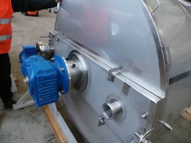 4 x 2.500L AISI316 mixing tank; gate agitator with scrapers; heat exchanger; insulation