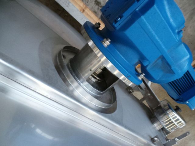 4 x 2.500L AISI316 mixing tank; gate agitator with scrapers; heat exchanger; insulation
