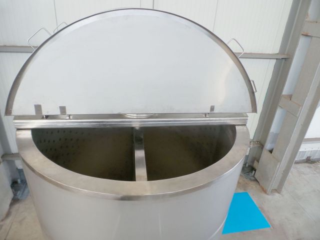 4 x 2.500L AISI316 mixing tank; gate agitator with scrapers; heat exchanger; insulation