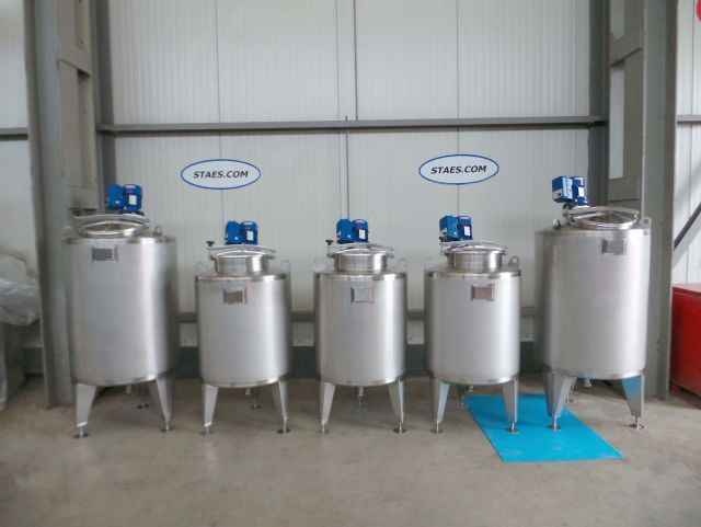3 x 300L & 2 x 500L AISI304; Edelstahl Mischtanks mit Frequenzsteuerung; Einwandig; stehend