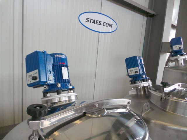 3 x 300L & 2 x 500L AISI304; Edelstahl Mischtanks mit Frequenzsteuerung; Einwandig; stehend