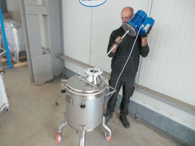 1 x 100L; AISI316; roestvrijstalen mengtanks met frequentie sturing; enkelwandig vertikaal