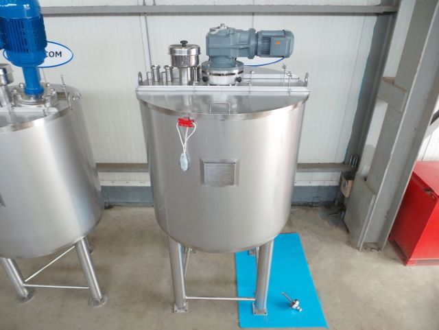 1 x 0.7m³ & 1 x 1.1m³ AISI304; Cuve de mélange; isolée; échangeur de chaleur