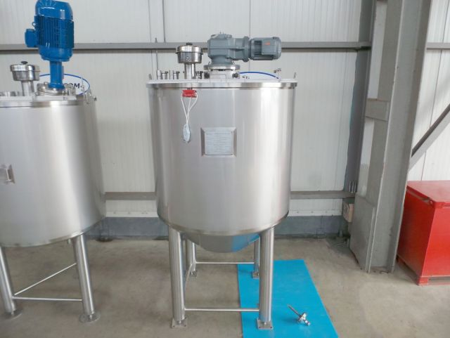 1 x 0.7m³ & 1 x 1.1m³ AISI304; Cuve de mélange; isolée; échangeur de chaleur