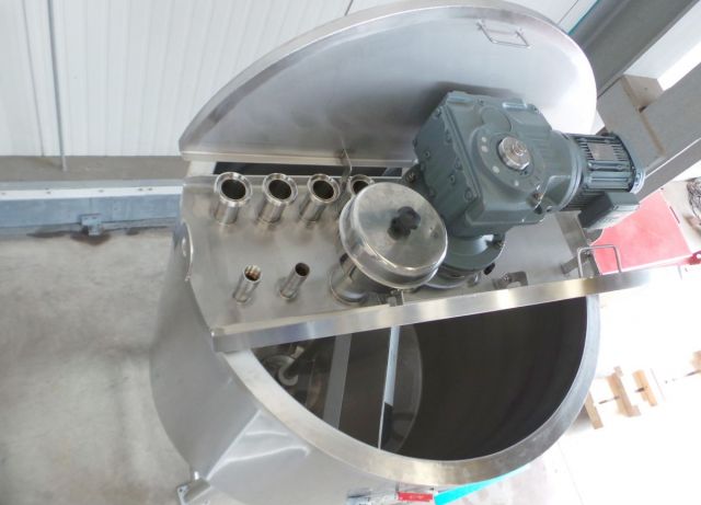 1 x 0.7m³ & 1 x 1.1m³ AISI304; Cuve de mélange; isolée; échangeur de chaleur