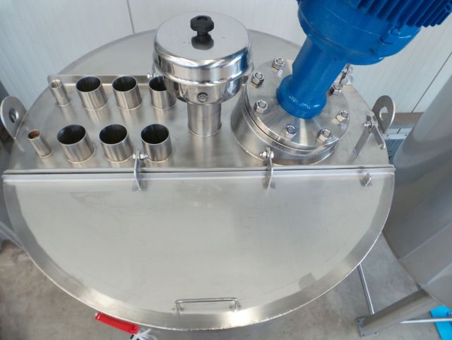 1 x 0.7m³ & 1 x 1.1m³ AISI304; Cuve de mélange; isolée; échangeur de chaleur