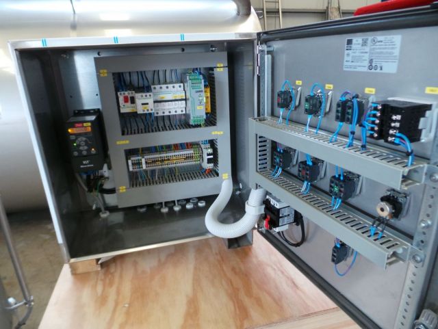 1 x 200L AISI316; Mischbehälter mit elektrische Steuerung; Isoliert; Wärmetauscher