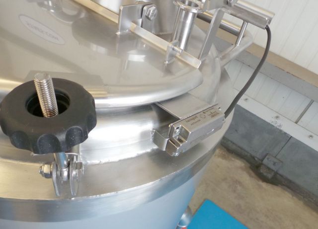 1 x 200L AISI316; Mischbehälter mit elektrische Steuerung; Isoliert; Wärmetauscher & 1 x 100L AISI316 einwandige Behälter