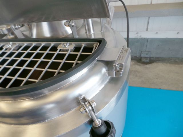 1 x 200L AISI316; Mischbehälter mit elektrische Steuerung; Isoliert; Wärmetauscher & 1 x 100L AISI316 einwandige Behälter