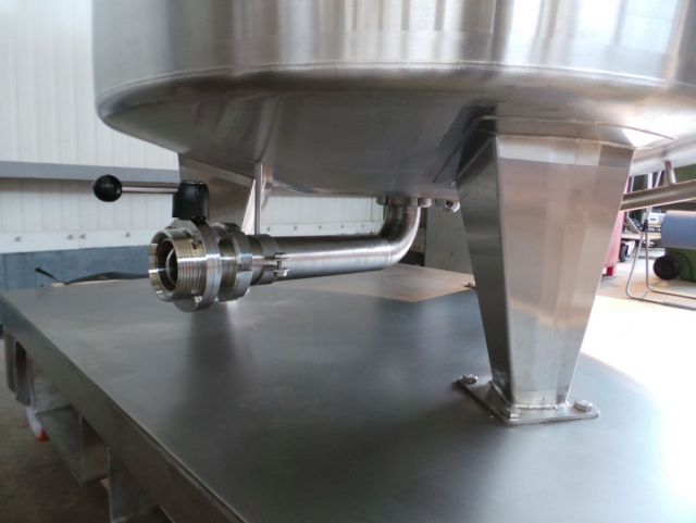 2 x 600L AISI316L mixing tank; gate agitator with scrapers; heat exchanger; insulation