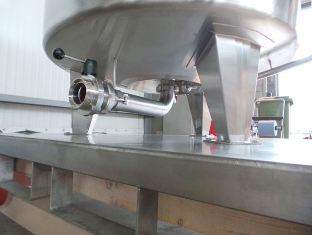 2 x 600L AISI316L mixing tank; gate agitator with scrapers; heat exchanger; insulation