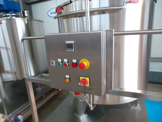 2 x 600L AISI316L mixing tank; gate agitator with scrapers; heat exchanger; insulation