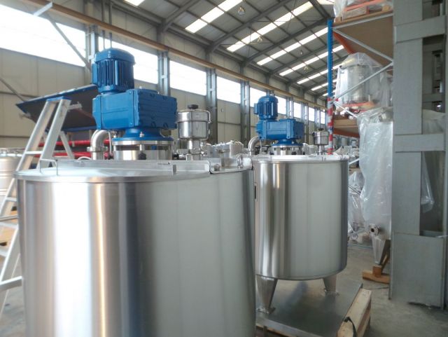 2 x 600L AISI316L mixing tank; gate agitator with scrapers; heat exchanger; insulation