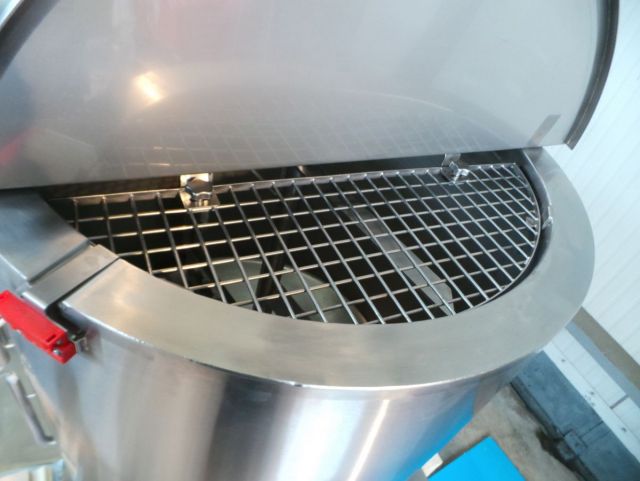 2 x 600L AISI316L mixing tank; gate agitator with scrapers; heat exchanger; insulation