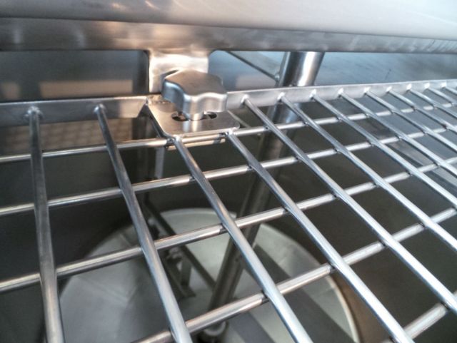 2 x 600L AISI316L mixing tank; gate agitator with scrapers; heat exchanger; insulation