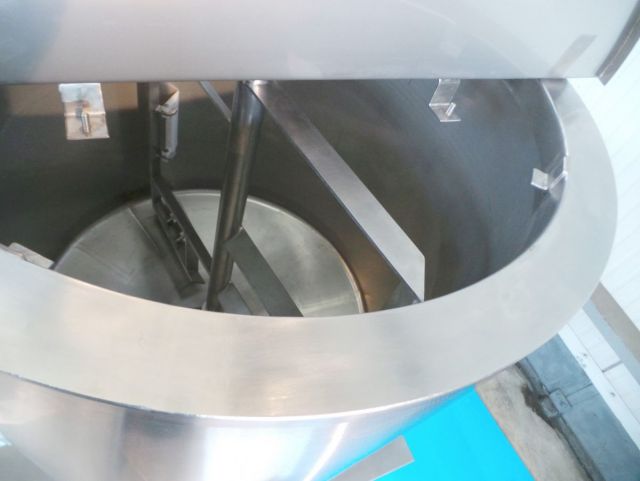 2 x 600L AISI316L mixing tank; gate agitator with scrapers; heat exchanger; insulation