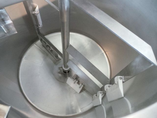 2 x 600L AISI316L mixing tank; gate agitator with scrapers; heat exchanger; insulation