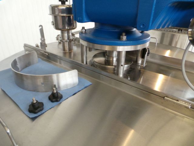 2 x 600L AISI316L mixing tank; gate agitator with scrapers; heat exchanger; insulation