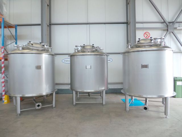3 x 4.5m³ AISI316L; Mischbehälter; Vertikal; Einwandig auf Füssen