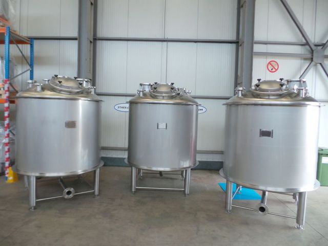 3 x 4.5m³ AISI316L; Mischbehälter; Vertikal; Einwandig auf Füssen