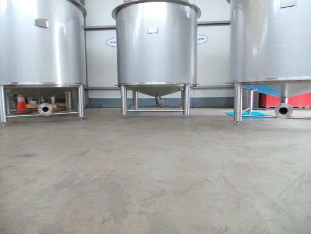 3 x 4.5m³ AISI316L; Mischbehälter; Vertikal; Einwandig auf Füssen