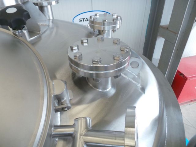 3 x 4.5m³ AISI316L; Mischbehälter; Vertikal; Einwandig auf Füssen