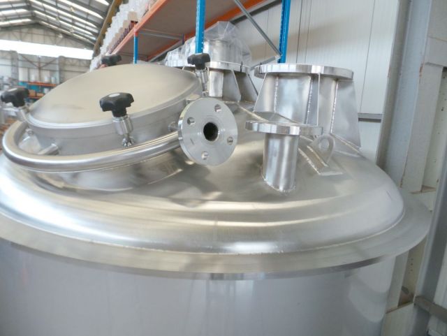 3 x 4.5m³ AISI316L; Mischbehälter; Vertikal; Einwandig auf Füssen