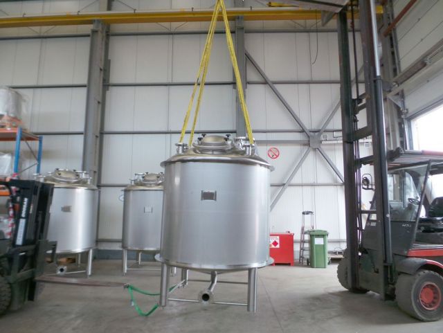 3 x 4.5m³ AISI316L; Mischbehälter; Vertikal; Einwandig auf Füssen