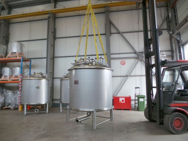 3 x 4.5m³ AISI316L; Mischbehälter; Vertikal; Einwandig auf Füssen