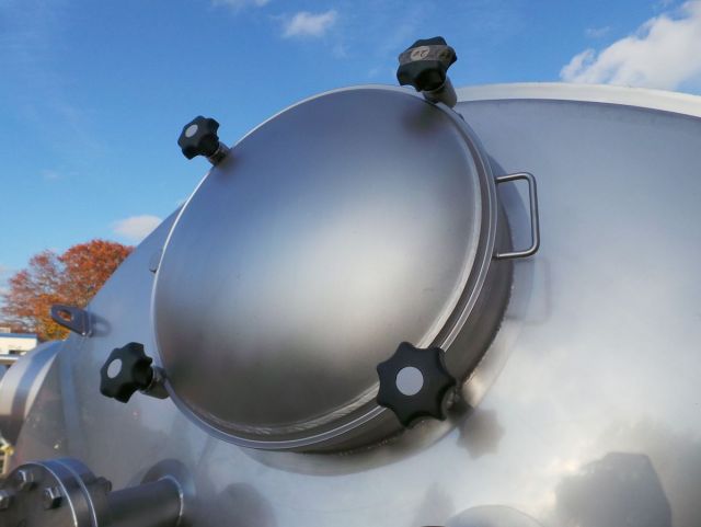 1 x 10,3m³ & 1 x 15m³ AISI316L; Edelstahl Behälter; Doppelwandig; Stehend; Konisch auf Rock