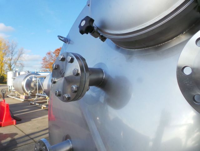 1 x 10,3m³ & 1 x 15m³ AISI316L; Edelstahl Behälter; Doppelwandig; Stehend; Konisch auf Rock