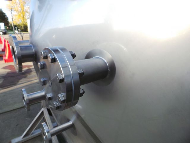 1 x 10,3m³ & 1 x 15m³ AISI316L; Edelstahl Behälter; Doppelwandig; Stehend; Konisch auf Rock