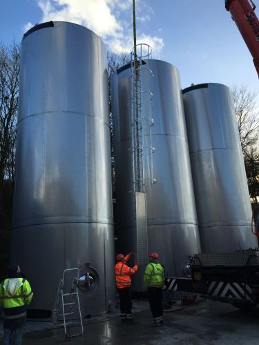 3 x 120 m³ AISI 304; cuves de stockage en acier inoxydable; vertical; isolée;