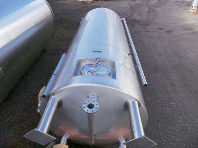 1 x 22.5m³ en 1 x 12.5m³ AISI316L; vertikale opslagtanks ; conisch op poten; tracing