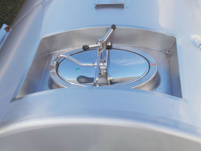 1 x 22.5m³ en 1 x 12.5m³ AISI316L; vertikale opslagtanks ; conisch op poten; tracing