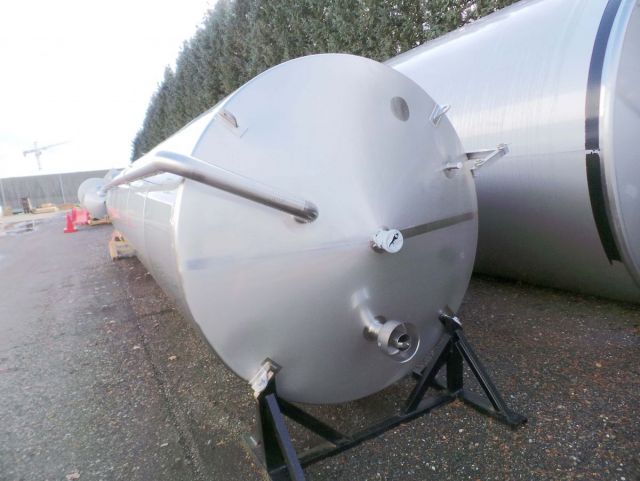 1 x 22.5m³ en 1 x 12.5m³ AISI316L; vertikale opslagtanks ; conisch op poten; tracing