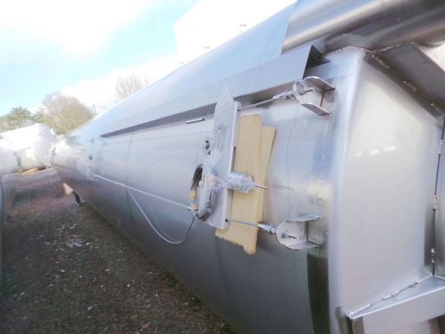 1 x 22.5m³ en 1 x 12.5m³ AISI316L; vertikale opslagtanks ; conisch op poten; tracing